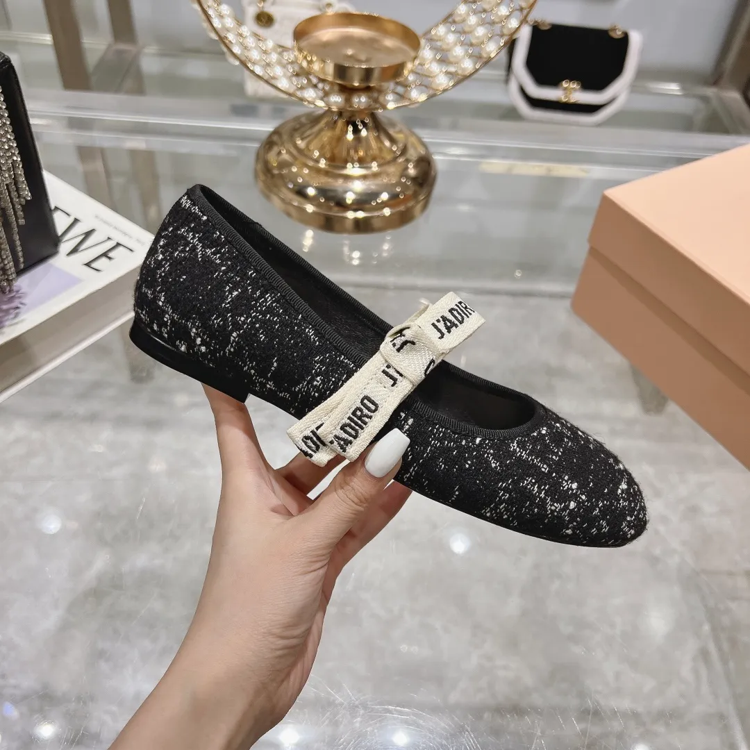 👟👟Ex-factory price 520👟👟 "Exclusive top version" Dior*Dior ✅2024vs spring and summer new series... [Round toe single shoes with small pearls] Original purchase and development! The last details of this shoe are perfectly restored 💐 The upper is made of special material and the inner padding is made of delicate lambskin. You can see the quality by looking at the details in real photos. It is a versatile style for little ladies and a lady. It is a stunning shoe at first glance... I love it. The genuine leather outsole imported from Italy has a five-pointed star logo! 35-39 (34.40 customization is non-refundable) Packaging: Original full set of packaging ☀The color official website is updated simultaneously